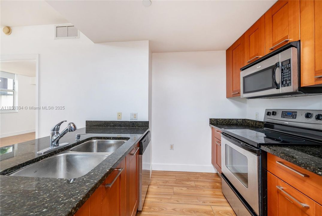 For Sale: $625,000 (2 beds, 2 baths, 1066 Square Feet)