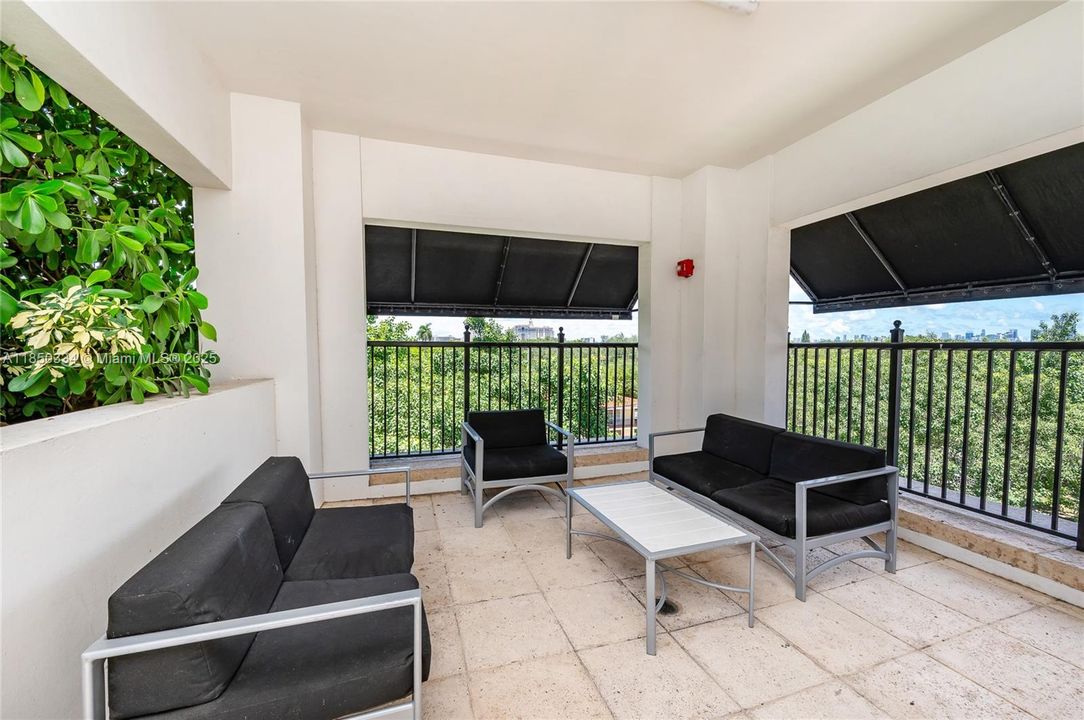 For Sale: $625,000 (2 beds, 2 baths, 1066 Square Feet)