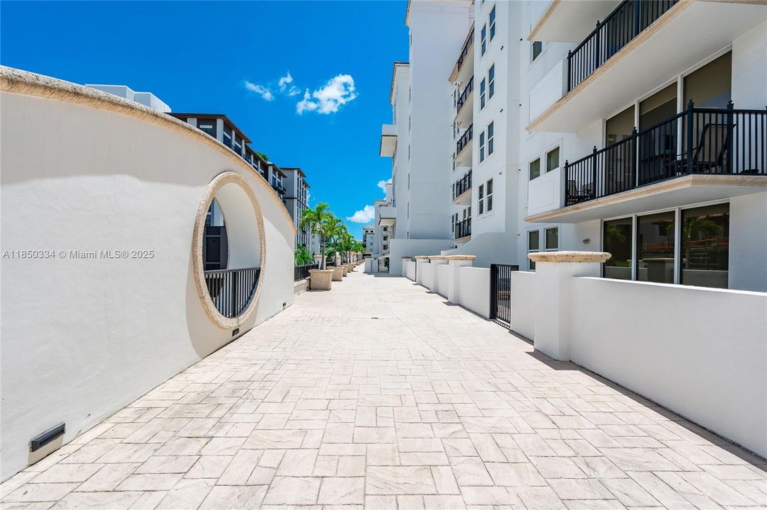 For Sale: $625,000 (2 beds, 2 baths, 1066 Square Feet)