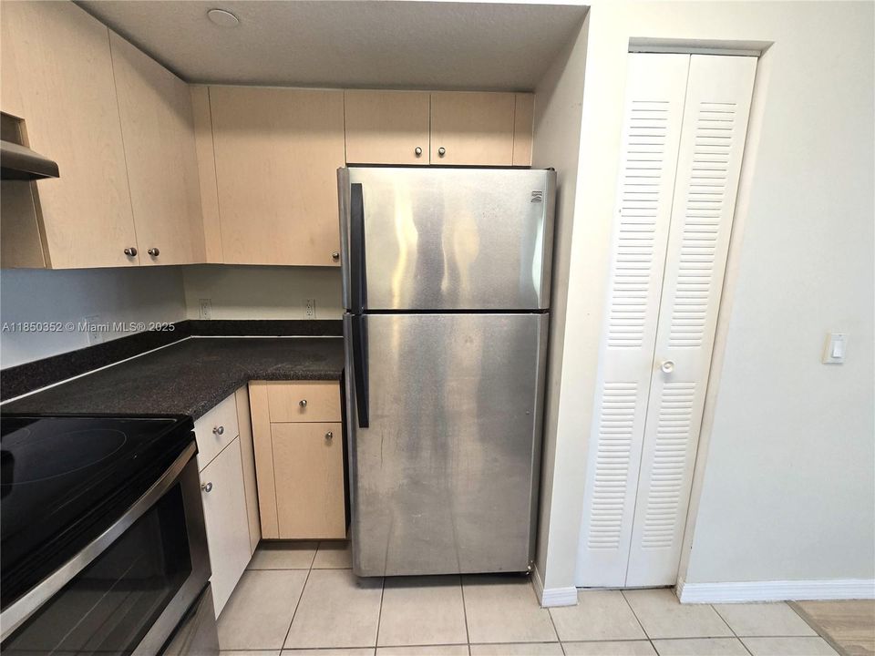 На продажу: $208,000 (2 спален, 2 ванн, 1060 Квадратных фут)