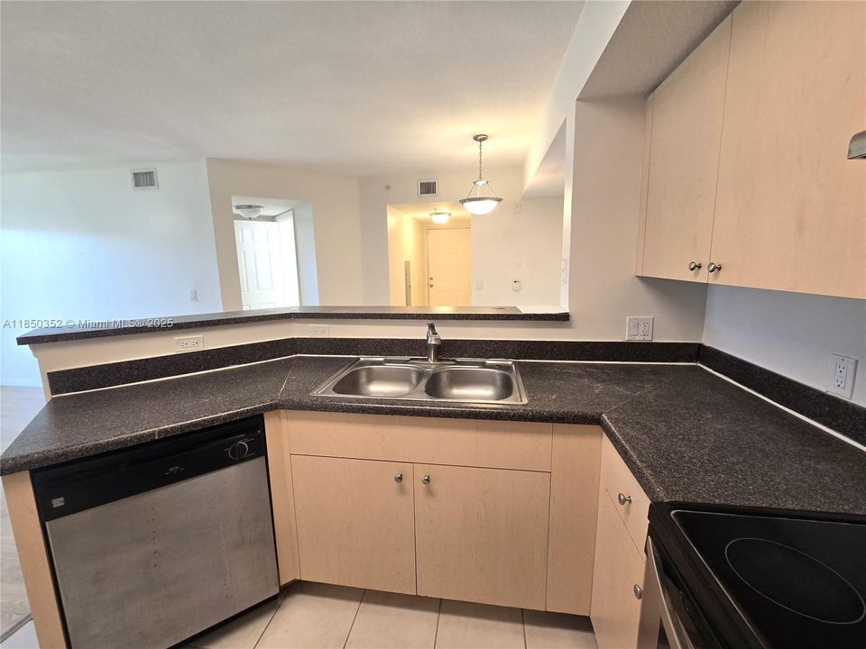 На продажу: $208,000 (2 спален, 2 ванн, 1060 Квадратных фут)