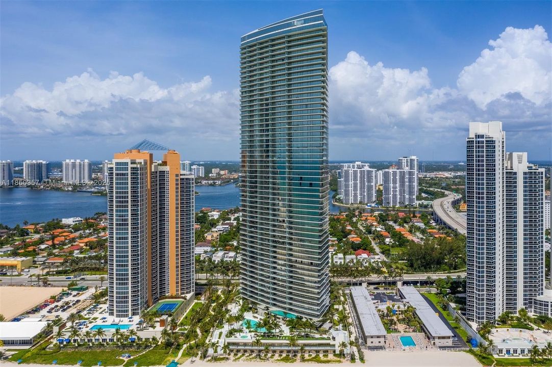 En Venta: $5,999,000 (4 camas, 5 baños, 3109 Pies cuadrados)