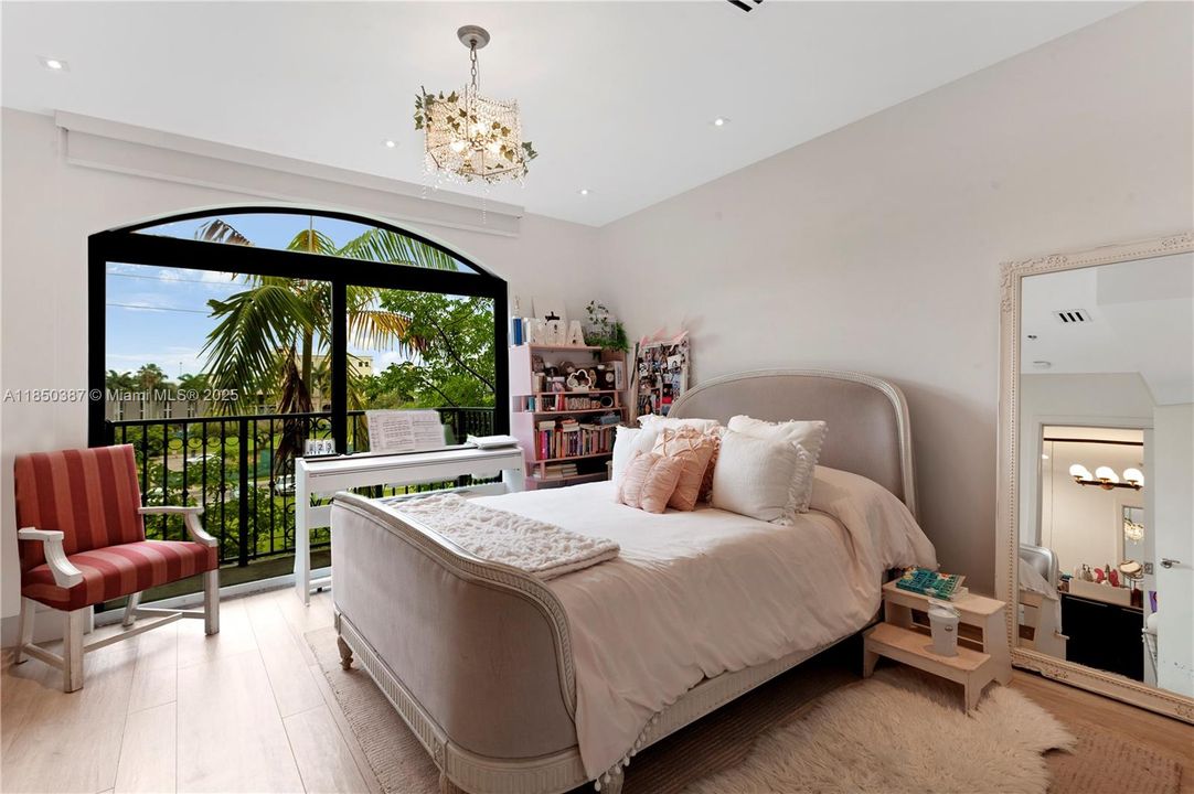 En Venta: $1,849,000 (5 camas, 4 baños, 2675 Pies cuadrados)