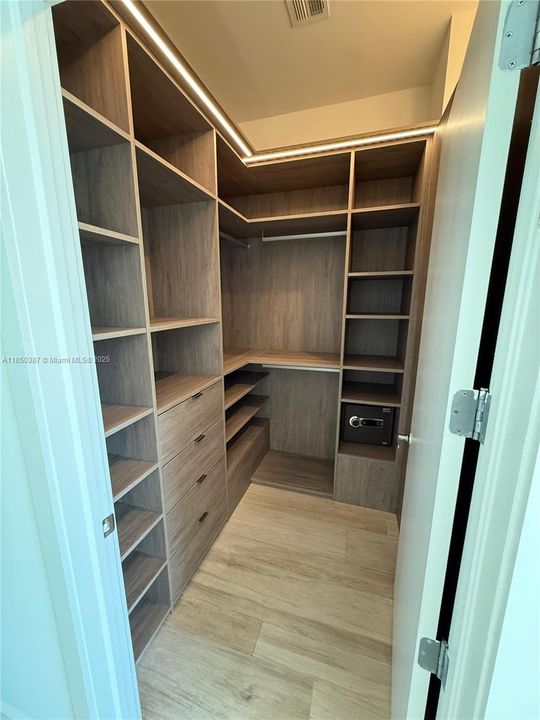 En Venta: $1,849,000 (5 camas, 4 baños, 2675 Pies cuadrados)