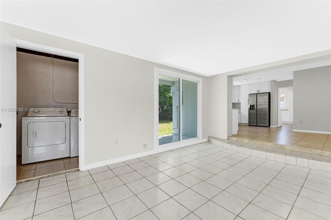 Недавно продано: $525,000 (3 спален, 1 ванн, 1376 Квадратных фут)