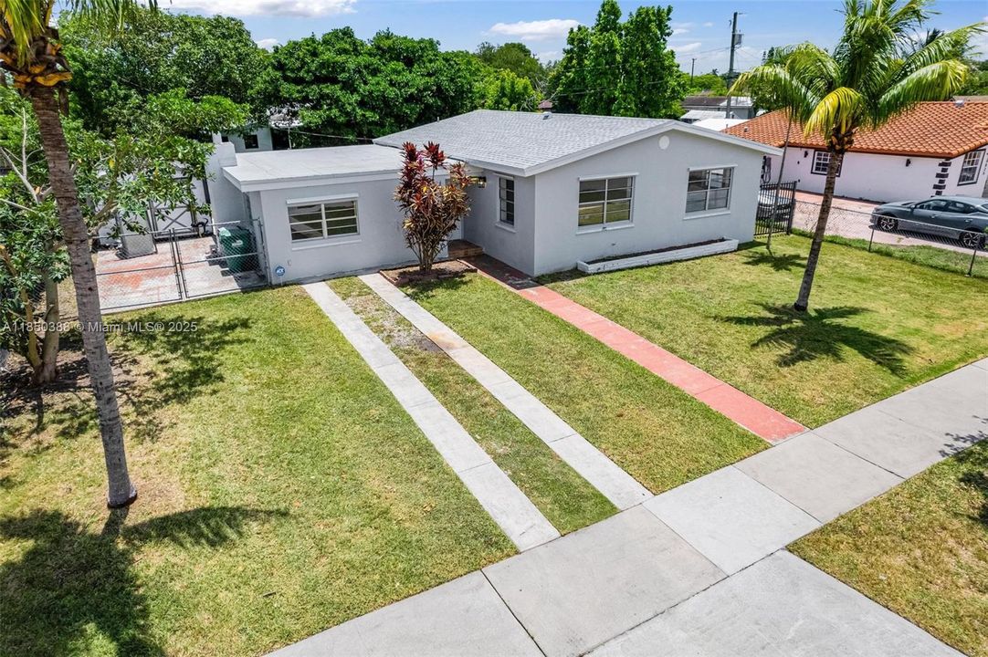 Недавно продано: $525,000 (3 спален, 1 ванн, 1376 Квадратных фут)