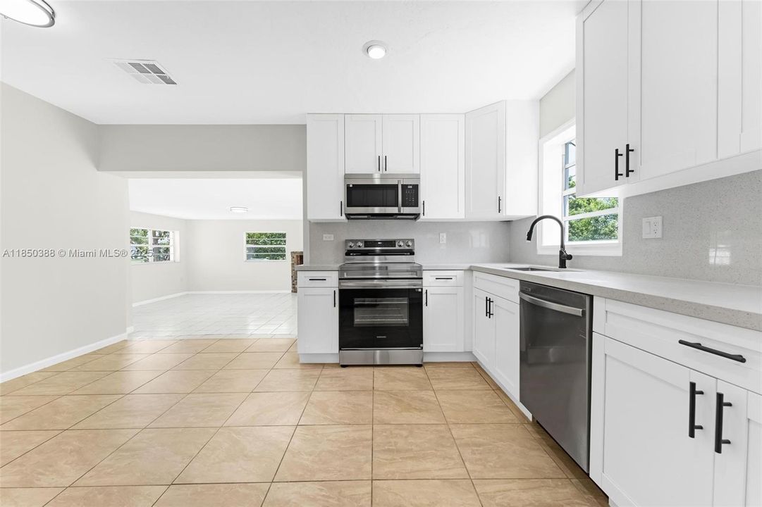 Недавно продано: $525,000 (3 спален, 1 ванн, 1376 Квадратных фут)