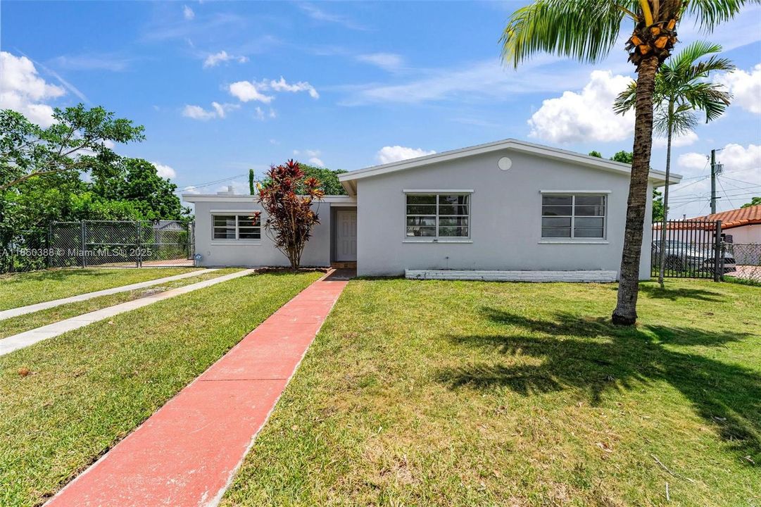 Недавно продано: $525,000 (3 спален, 1 ванн, 1376 Квадратных фут)