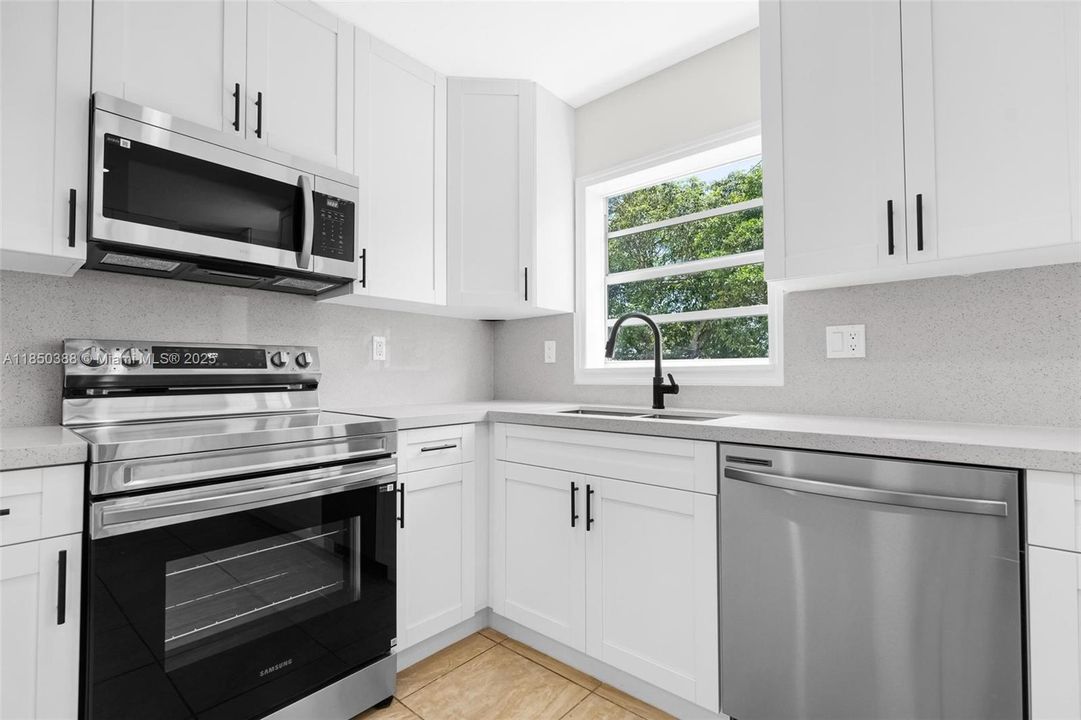 Недавно продано: $525,000 (3 спален, 1 ванн, 1376 Квадратных фут)