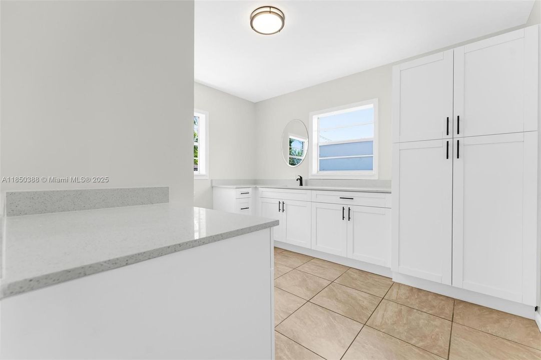 Недавно продано: $525,000 (3 спален, 1 ванн, 1376 Квадратных фут)