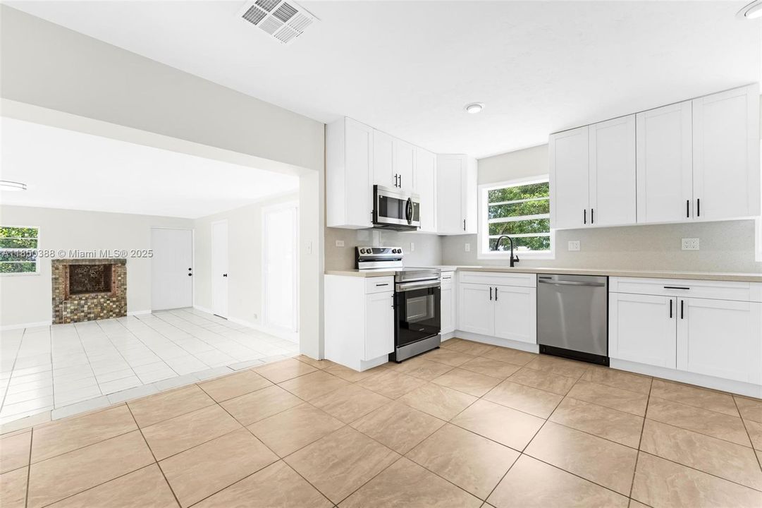 Недавно продано: $525,000 (3 спален, 1 ванн, 1376 Квадратных фут)