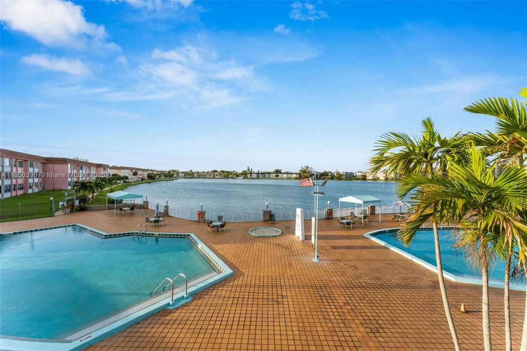 For Sale: $205,000 (2 beds, 1 baths, 987 Square Feet)