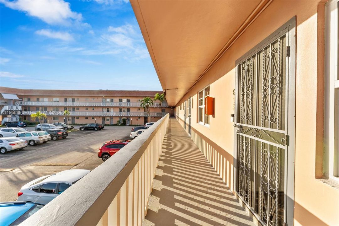 For Sale: $205,000 (2 beds, 1 baths, 987 Square Feet)