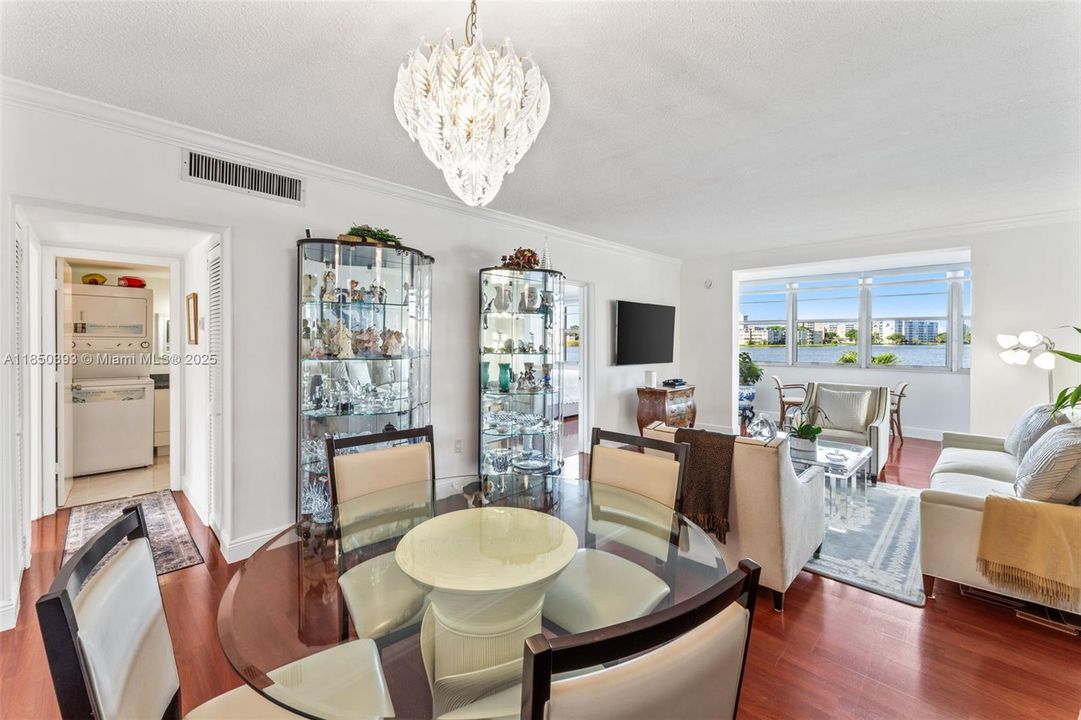 For Sale: $205,000 (2 beds, 1 baths, 987 Square Feet)