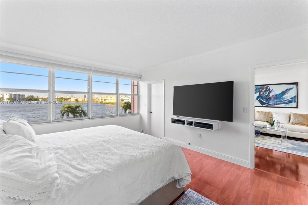 For Sale: $205,000 (2 beds, 1 baths, 987 Square Feet)