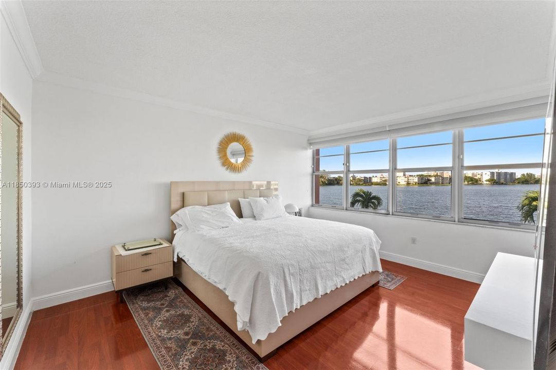 For Sale: $205,000 (2 beds, 1 baths, 987 Square Feet)