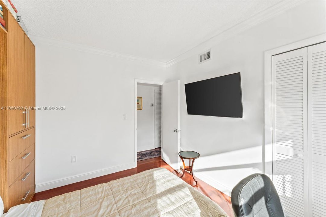 For Sale: $205,000 (2 beds, 1 baths, 987 Square Feet)