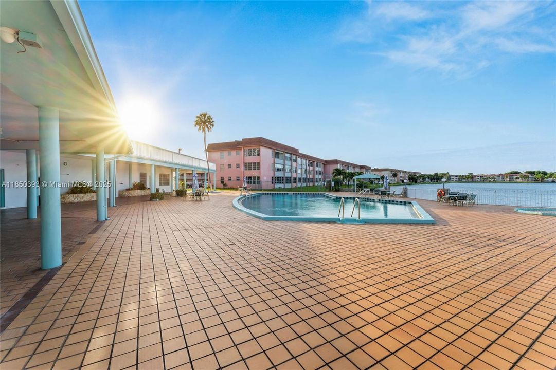 For Sale: $205,000 (2 beds, 1 baths, 987 Square Feet)