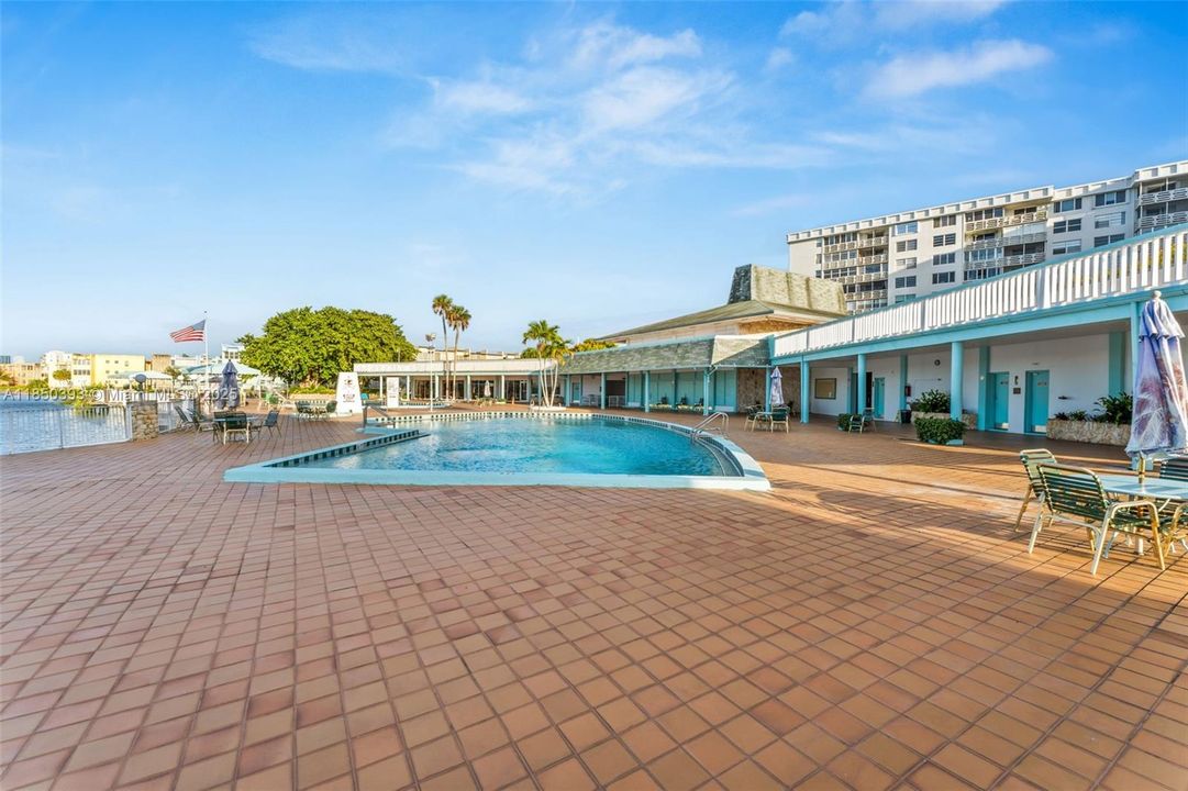 For Sale: $205,000 (2 beds, 1 baths, 987 Square Feet)