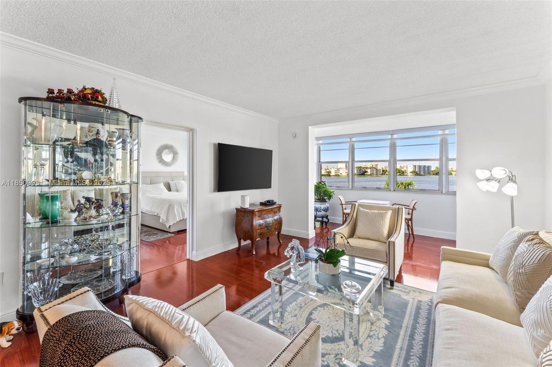 For Sale: $205,000 (2 beds, 1 baths, 987 Square Feet)