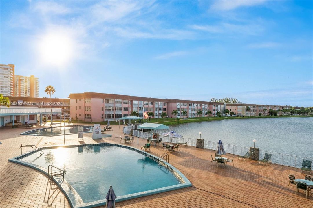 For Sale: $205,000 (2 beds, 1 baths, 987 Square Feet)