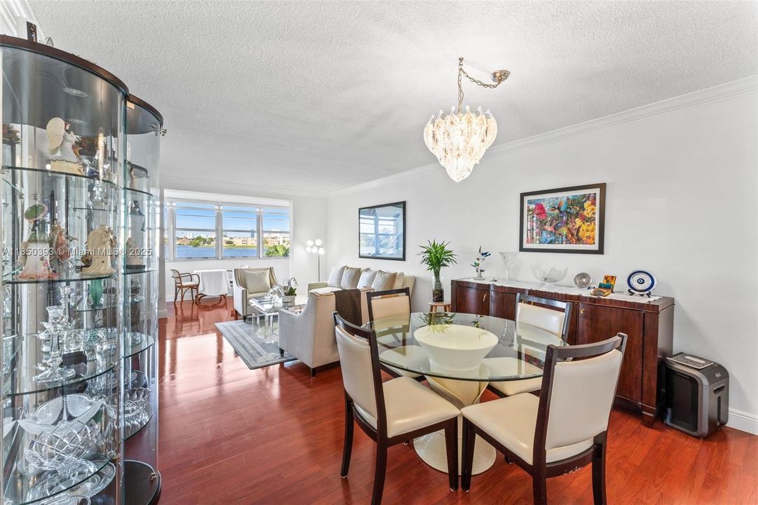 For Sale: $205,000 (2 beds, 1 baths, 987 Square Feet)