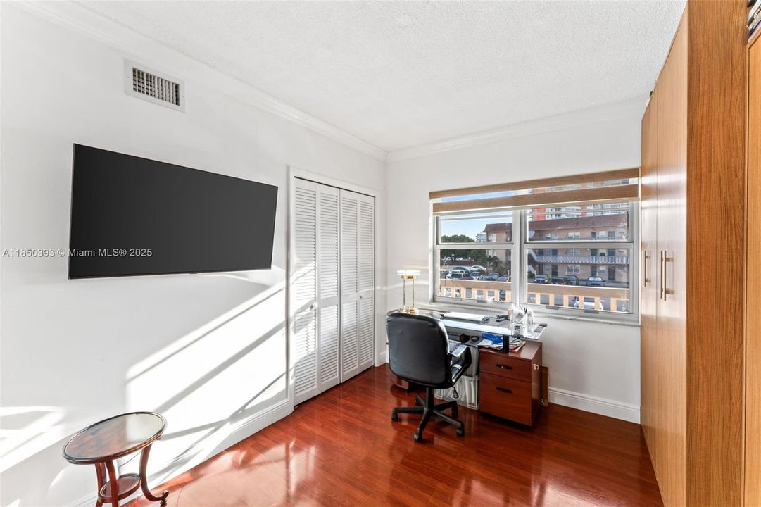 For Sale: $205,000 (2 beds, 1 baths, 987 Square Feet)