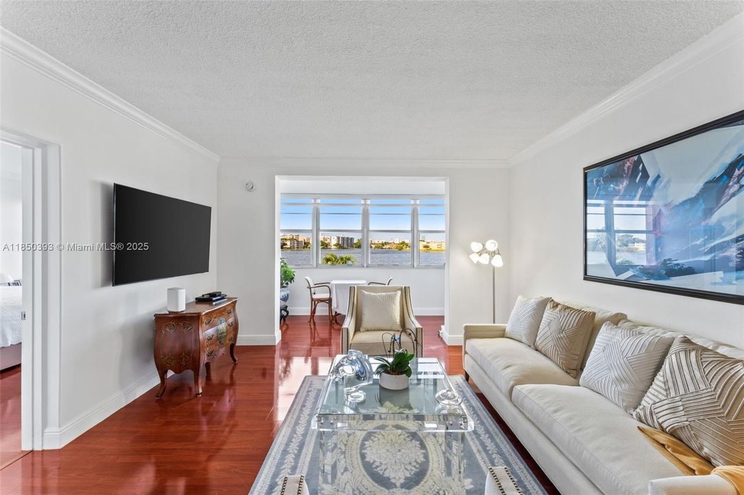 For Sale: $205,000 (2 beds, 1 baths, 987 Square Feet)