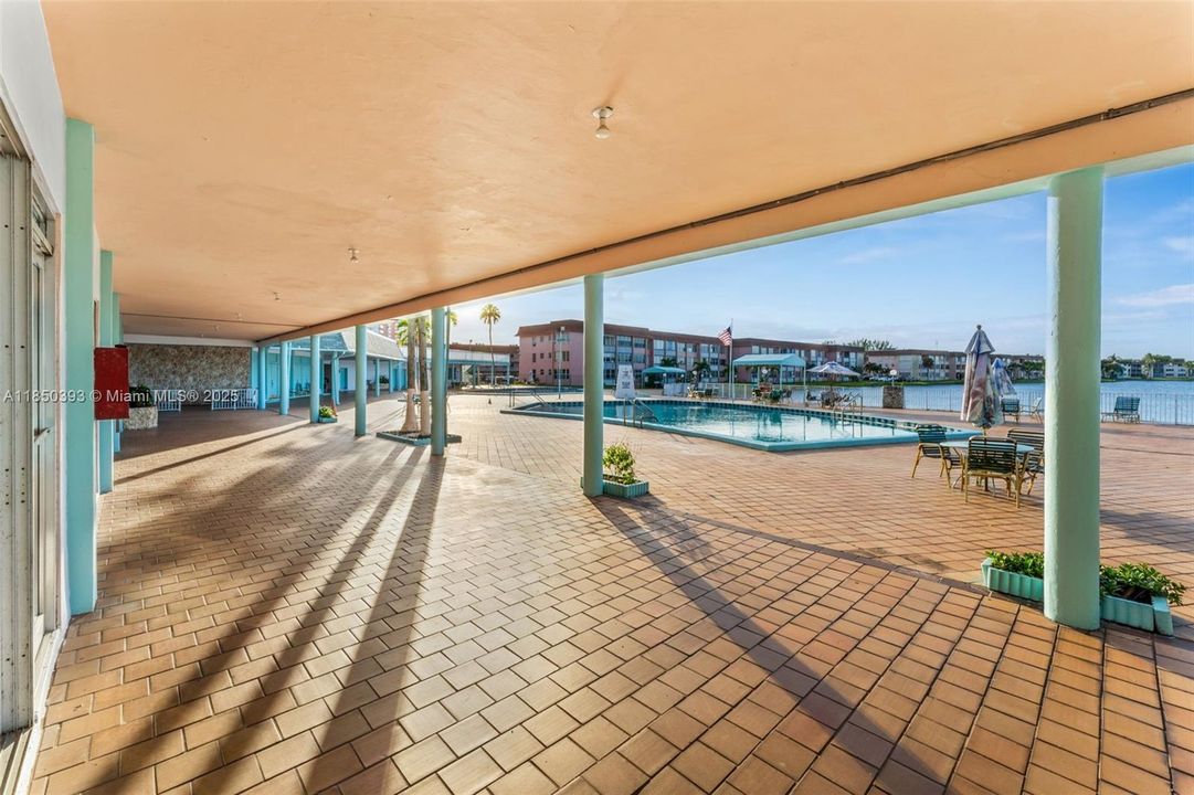 For Sale: $205,000 (2 beds, 1 baths, 987 Square Feet)