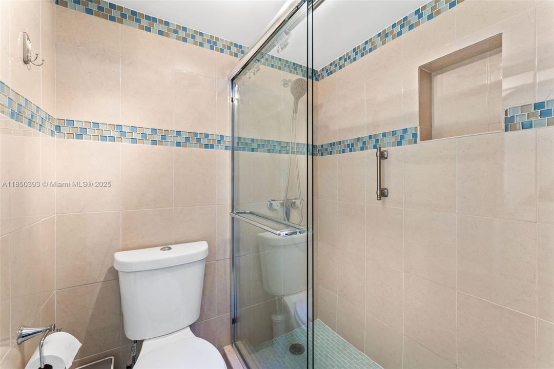 For Sale: $205,000 (2 beds, 1 baths, 987 Square Feet)