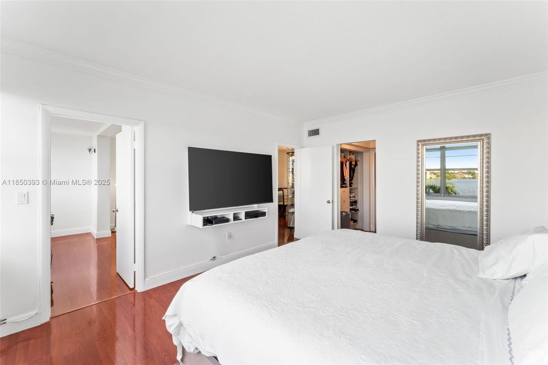 For Sale: $205,000 (2 beds, 1 baths, 987 Square Feet)