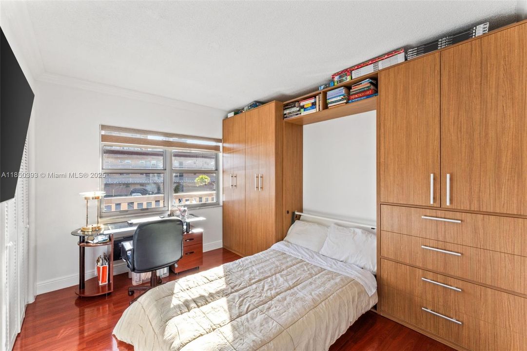 For Sale: $205,000 (2 beds, 1 baths, 987 Square Feet)