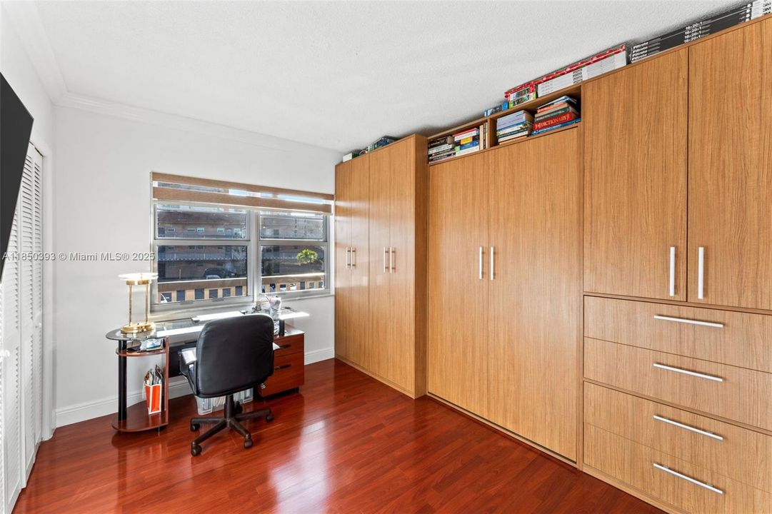 For Sale: $205,000 (2 beds, 1 baths, 987 Square Feet)