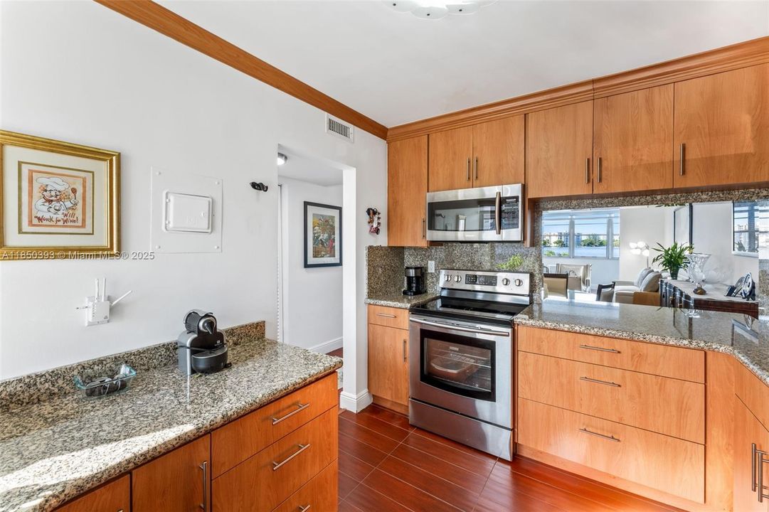 For Sale: $205,000 (2 beds, 1 baths, 987 Square Feet)