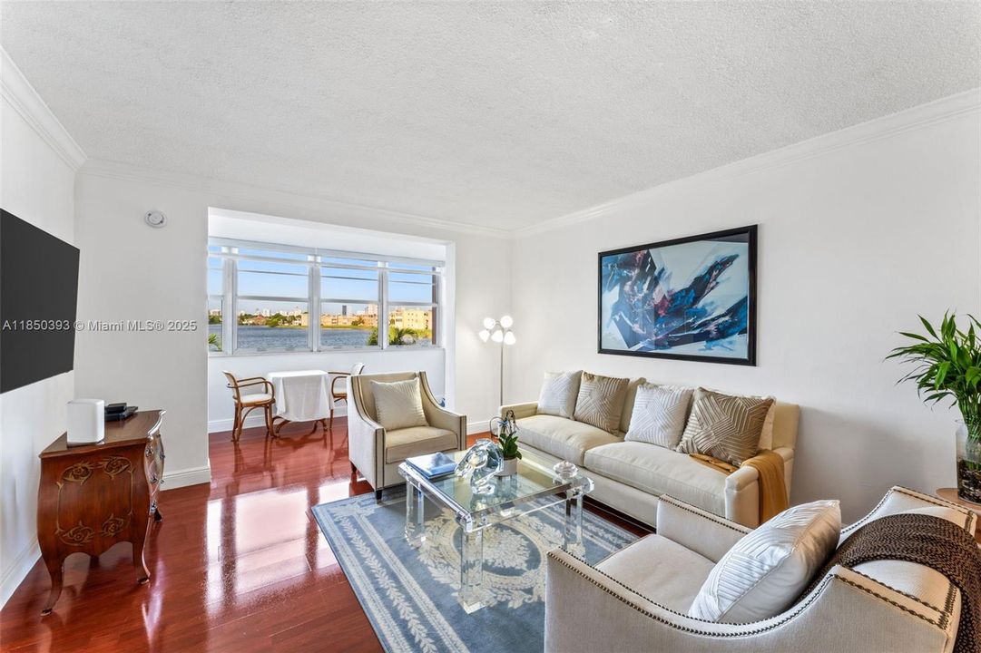 For Sale: $205,000 (2 beds, 1 baths, 987 Square Feet)