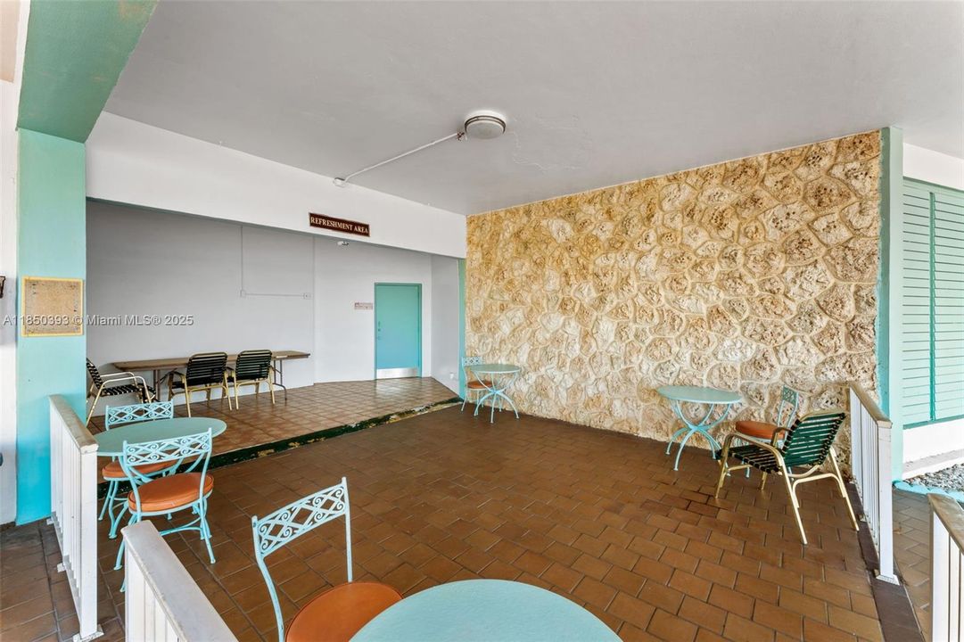 For Sale: $205,000 (2 beds, 1 baths, 987 Square Feet)