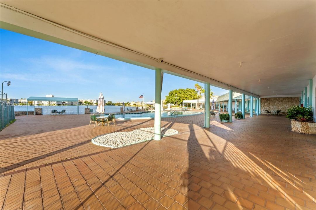 For Sale: $205,000 (2 beds, 1 baths, 987 Square Feet)