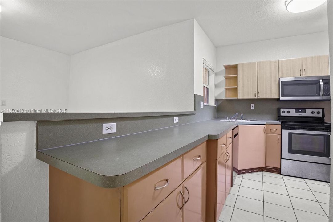 Active With Contract: $2,250 (3 beds, 2 baths, 1527 Square Feet)