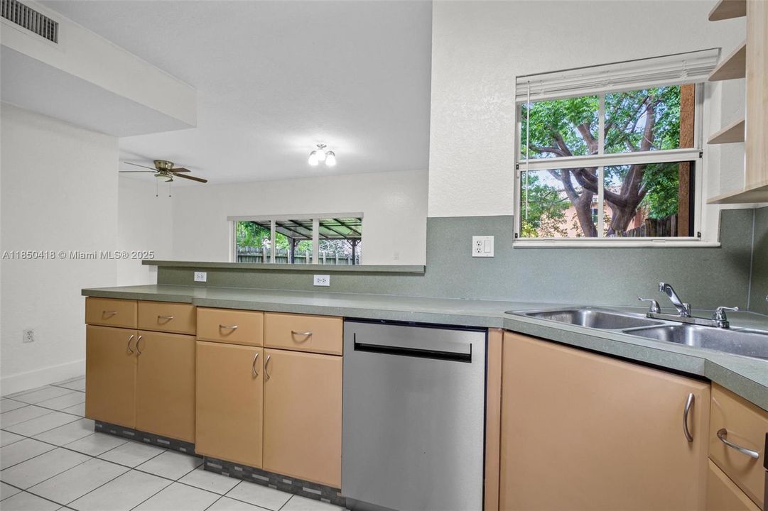 Active With Contract: $2,250 (3 beds, 2 baths, 1527 Square Feet)
