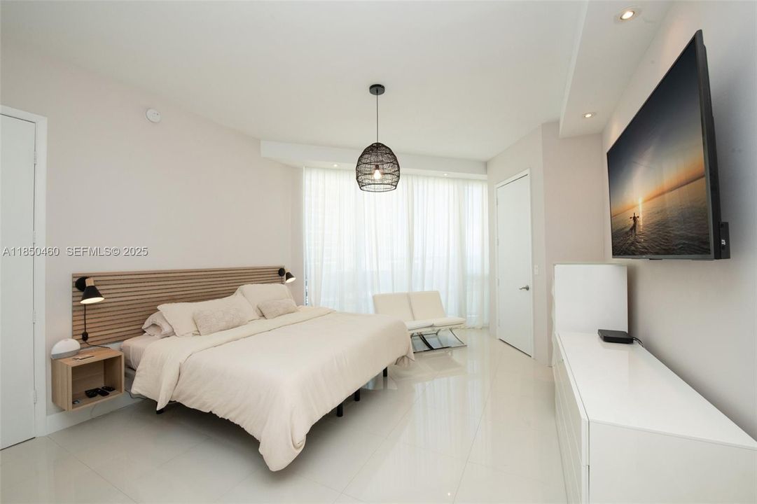 Под контрактом: $10,000 (3 спален, 3 ванн, 2327 Квадратных фут)