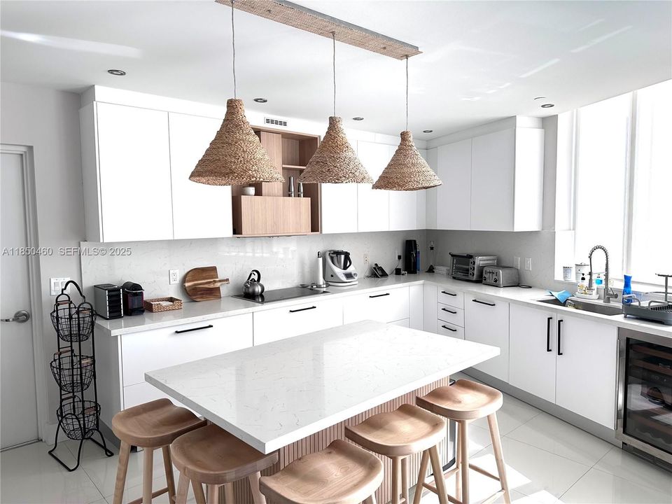 Под контрактом: $10,000 (3 спален, 3 ванн, 2327 Квадратных фут)