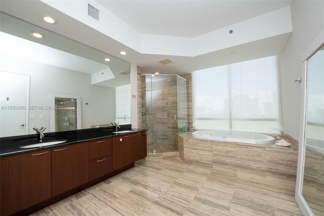 Под контрактом: $10,000 (3 спален, 3 ванн, 2327 Квадратных фут)