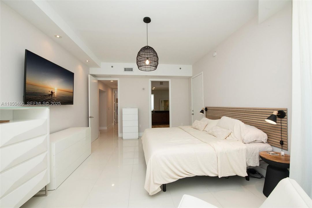 Под контрактом: $10,000 (3 спален, 3 ванн, 2327 Квадратных фут)