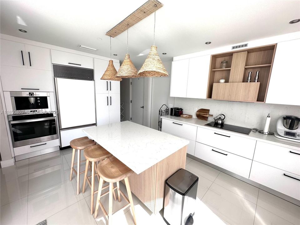 Под контрактом: $10,000 (3 спален, 3 ванн, 2327 Квадратных фут)