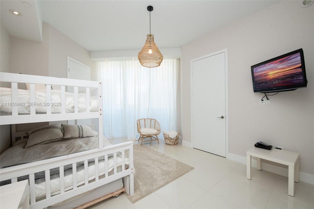 Под контрактом: $10,000 (3 спален, 3 ванн, 2327 Квадратных фут)