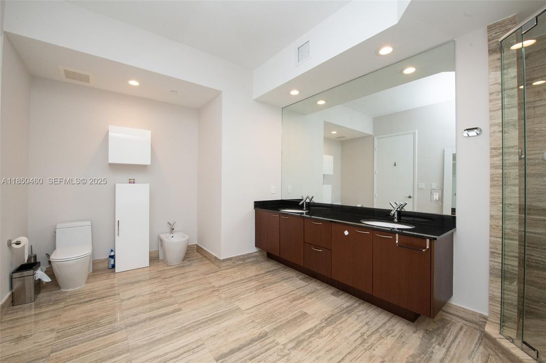 Под контрактом: $10,000 (3 спален, 3 ванн, 2327 Квадратных фут)