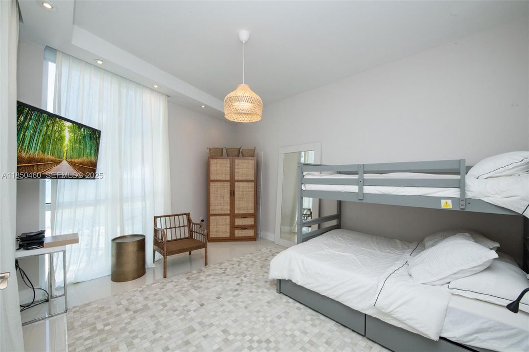 Под контрактом: $10,000 (3 спален, 3 ванн, 2327 Квадратных фут)