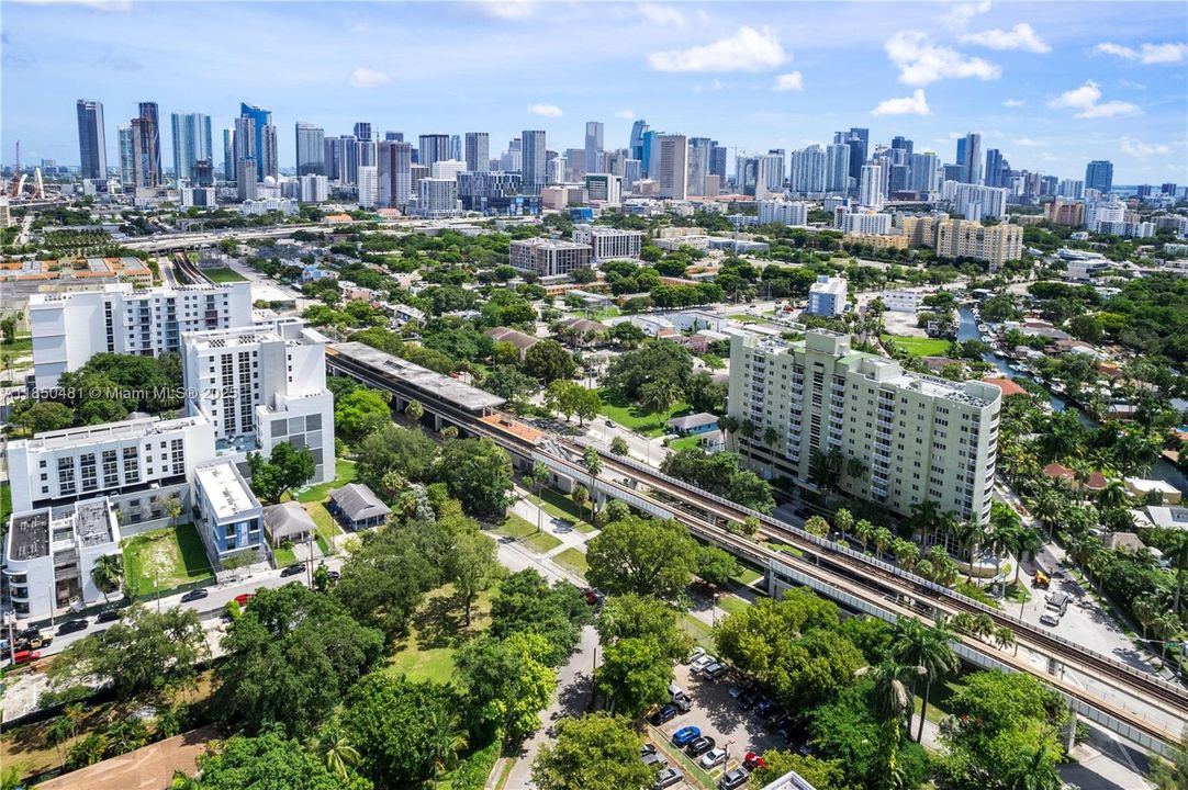 Недавно продано: $265,000 (2 спален, 2 ванн, 882 Квадратных фут)