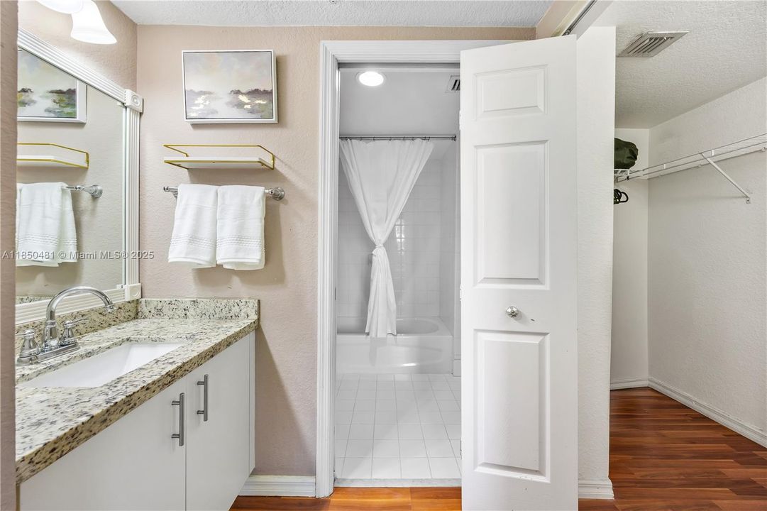 Недавно продано: $265,000 (2 спален, 2 ванн, 882 Квадратных фут)