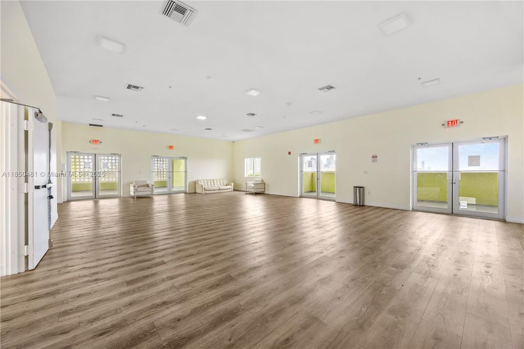 Недавно продано: $265,000 (2 спален, 2 ванн, 882 Квадратных фут)